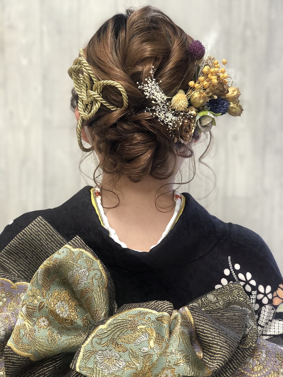 成人式オススメヘア♬ ミディアムヘアでも出来るアレンジです。 3枚目に元々の長さがあるので参考にしてみてください😊中津川市 中津川市美容室 恵那市 恵那市美容室 成人式 成人式前撮り 成人式髪型 成人式ヘアセット成人式ヘアメイク 成人式ヘアメイク 成人式ヘア