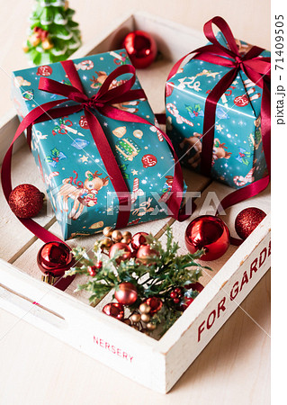 クリスマス 包装紙 ウールサンタ 赤 緑 半才判 全判 10枚 50枚ラッピング用品 ラッピングペーパー ロール おしゃれ オシャレ かわいい可愛い シート 紙 ギフト ギフトラッピング 包装資材 梱包材 贈り物 プレゼント プレゼント包装 誕生日 用紙 レッド グリーン ササガワ