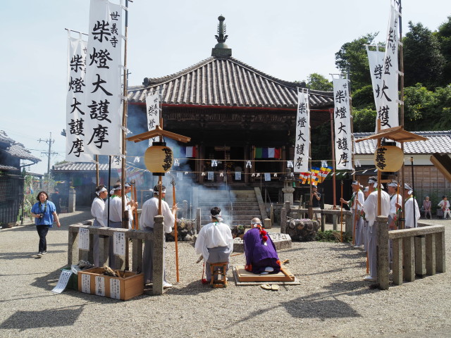 萱野神社献灯祭：赤の世界が広がる幻想的な体験