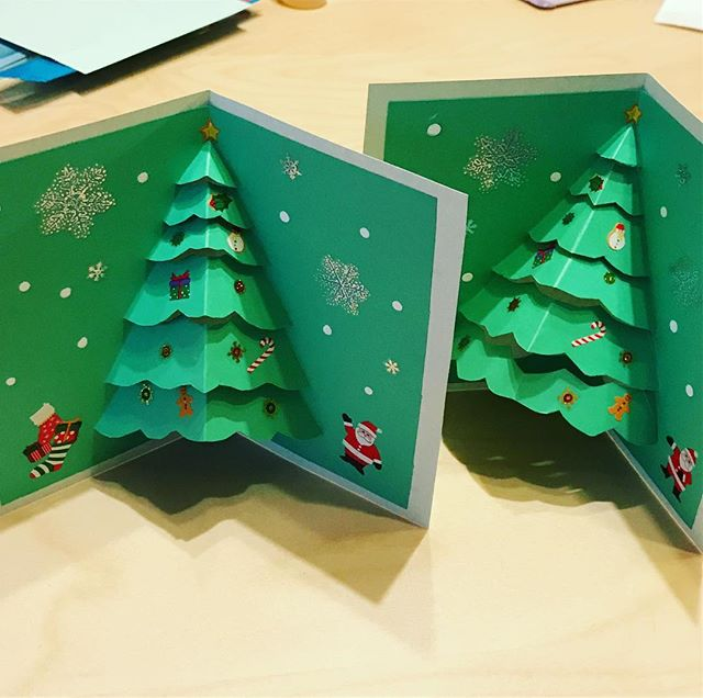 クリスマスツリー🎄がくるくる回る✨仕掛けカードの作り方,クリスマス クリスマスカード 仕掛けカード 手作りカード 100均diyくるくる回るアルバム仕掛け飛び出すカードポップアップカードナベチンクリスマスツリ