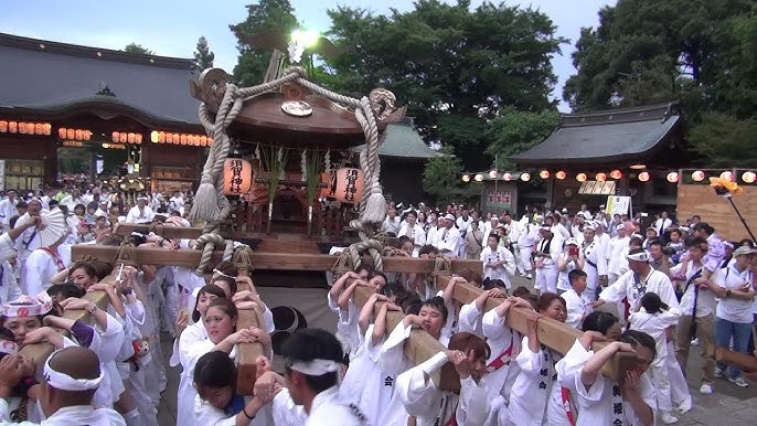 ⛩️祇園祭 神輿渡御のお知らせ⛩️ ７月２０日の日曜日、午後４時15分より、神輿渡御を行います！雄々しく絢爛な令和神輿をはじめ、女神輿や駅東自治会の大人神輿が今年も夏を賑わせ、祭りを楽しむ多くの人たちの熱気が小山の町を埋め尽くします！🔥 来たる 小山の祇園祭