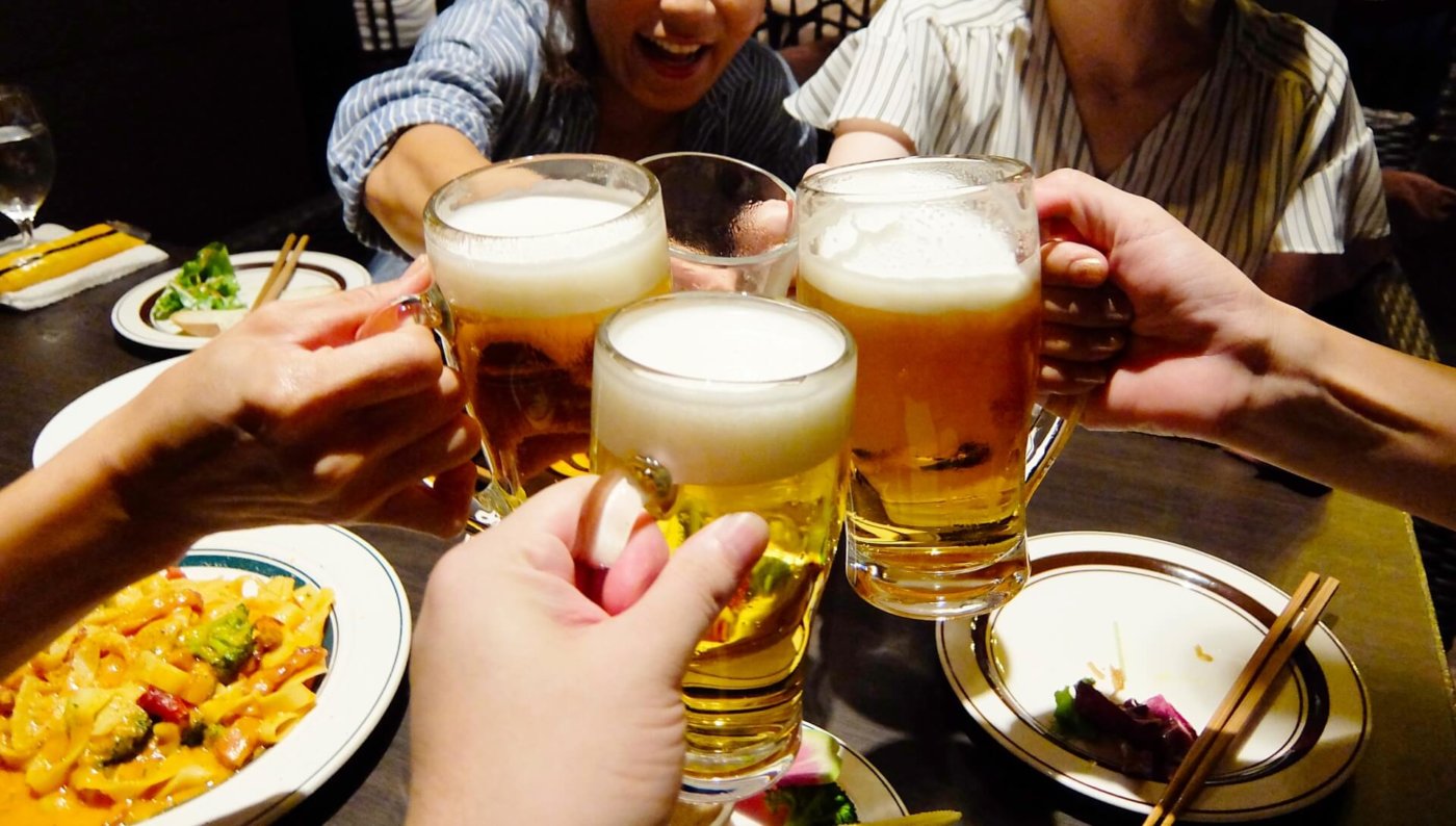 飲み会シーズン到来！新年会・忘年会に使える『短い＆面白い乾杯フレーズ』TOP5！その前にまずは乾杯！MONOLAB