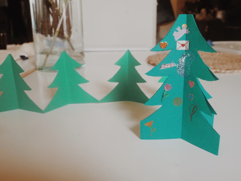 クリスマス工作 画用紙で作る かわいい！クリスマスツリー簡単工作 オーナメント・手作り・DIY