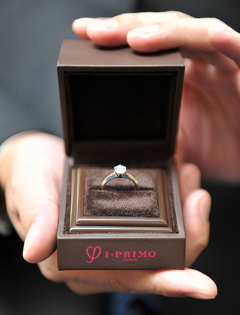 プロポーズ指輪・モノクロのシンプルボックスイラスト・フリー素材なら「シンテリ」