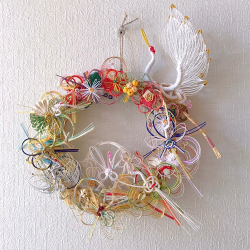 水引リースご紹介 作品ナンバー9 ご注文内容 ・水引き個数90〜100個 ・正方形の白色額 40×40cm※額の追加料金あり ・背景白色 ・リース型 お写真ありお写真ありの水引リースは、 「Happy Wedding」などのメッセージを書いてお手元にお届け、 ご自身でお写真に入れ替え