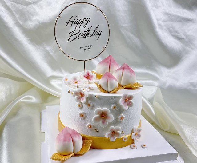 ハーフバースデーのお祝いは 旦那の実家にて🎂 ケーキは美味しくママ達がいただきました😋笑 6ヶ月💫 離乳食にも慣れてきて 二回食になり食べるのも上手くなってきました✨ ご飯以外の時ももぐもぐしてる☺️ 寝返りゴロゴロ移動が激しく オムツ替えが大変💦💩は特に