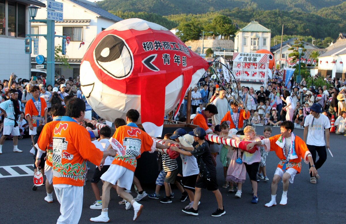 11基の金魚ねぶたが街を練り歩く 「柳井金魚ちょうちん祭り」 「らっせーらー」の掛け声響く 2025年8月13日掲載 日テレNEWS NNN