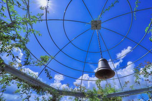 聖日に鳴る教会の鐘」の動画素材 ロイヤリティフリー 1864933Shutterstock