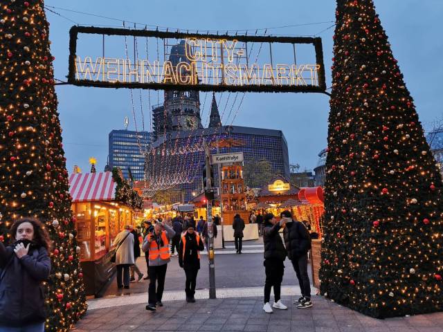 クリスマスマーケットでめっちゃはしゃぐ彼氏コーデ