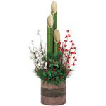 フラワーノートです。お正月の門松。大王松におたふく南天の組み合わせでお作りします。玄関に和モダンな門松で新年を迎えませんか？☺️数量限定のため、ご注文はお早めにどうぞ。 ⁡ ⁡ ⁡ フラワーノートでは花束やアレンジメント、プリザーブドフラワーなどのギフトを