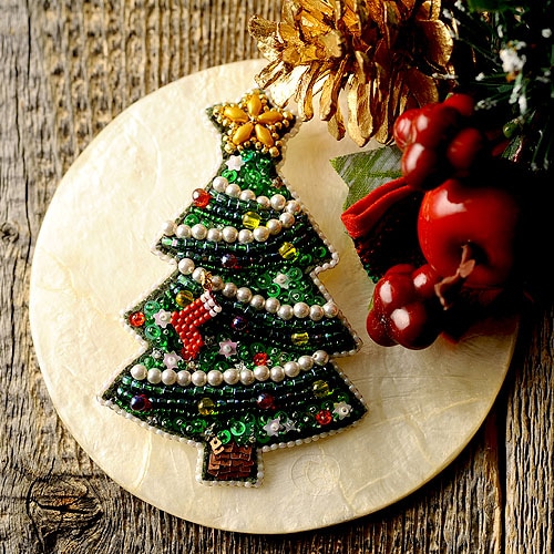 クリスマスブローチ🎄 ミシン刺繍にビーズで作ってみたけど 2枚目なんか違うと思って ホットフィックス仕様に変更しました。 ブローチでもバッグチャームでも可愛いくなりそう💕ハンドメイド大好きハンドメイドミシン刺繍ミシン刺繍楽しいクリスマス