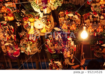 新宿・花園神社の酉の市名物 最後の見世物小屋を追ったドキュメンタリーが公開 : 映画ニュース - 映画.com
