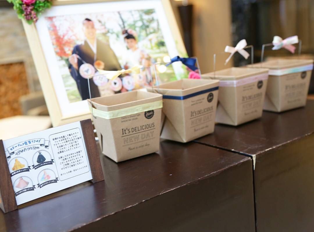 100均商品で作る！ 結婚式演出「ドレス色当てクイズの投票箱」アイデア3選！ - おしゃれな結婚式を綴るコラム ファルベ