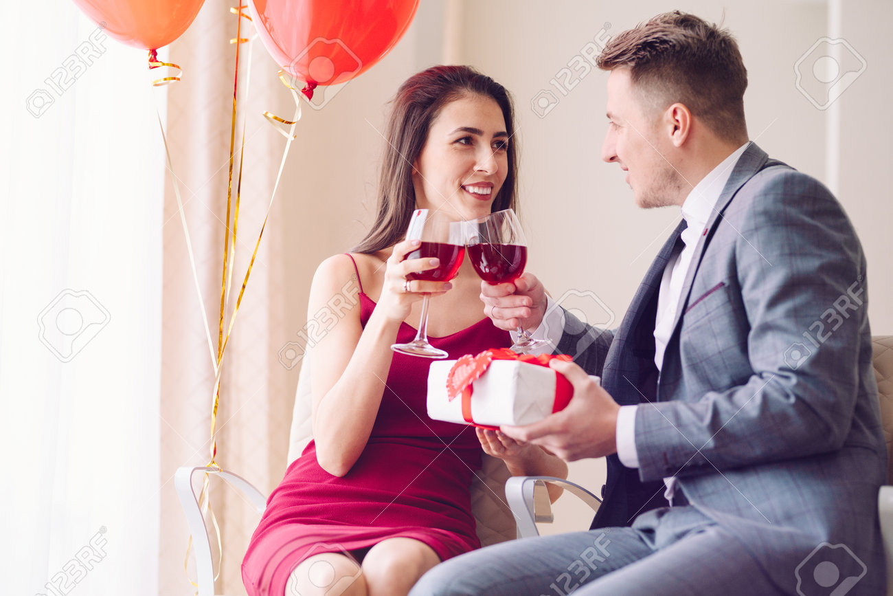 バレンタインデーのコンセプト。恋する幸せなカップル。レストランでバレンタインデーを祝う夫婦。の写真素材・画像素材 Image 196559058