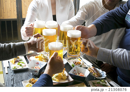 フリーイラスト職場の人達との飲み会でアハ体験GAHAG著作権フリー写真・イラスト素材集 - GAHAG著作権フリー写真・イラスト 素材集