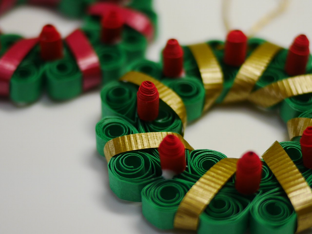 100均シール＆色画用紙でクリスマスツリー -- 子どもと楽しむ簡単手作り！スペースいらずえんウチ