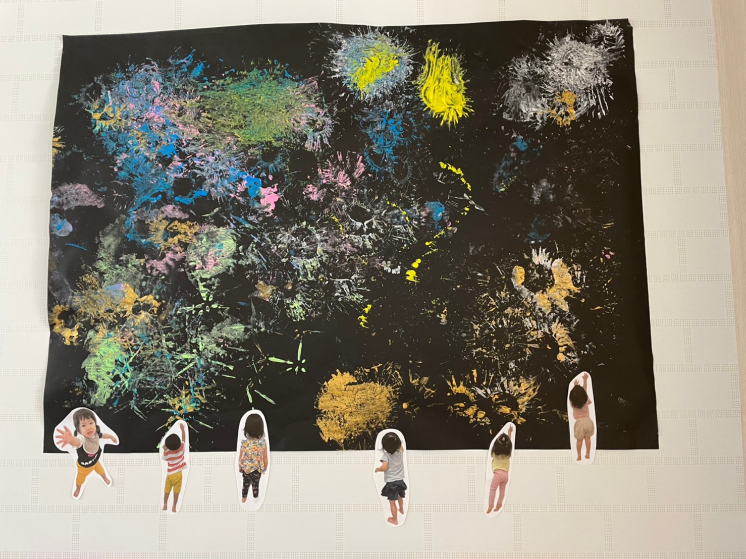 アルミホイルを使ってできる、キラキラ花火製作の作り方ほいくびより