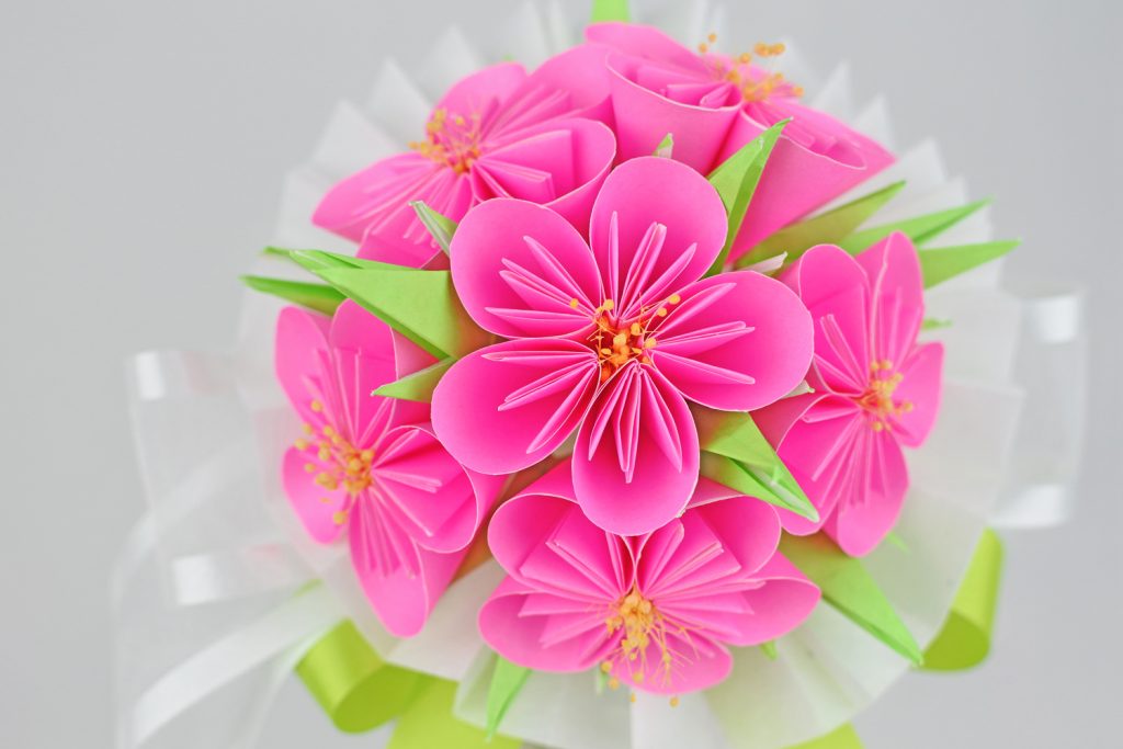 折り紙で手作りプレゼント 中級 可愛い花と葉の折り方・立体的な花束の作り方知恵の小袋