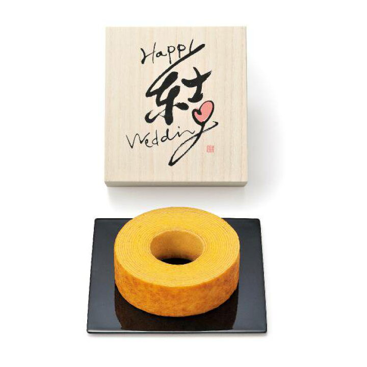 ウエディングケーキが巨大バームクーヘン！まるごと１本にケーキ入刀