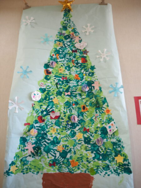 手形のクリスマスツリー水島児童館