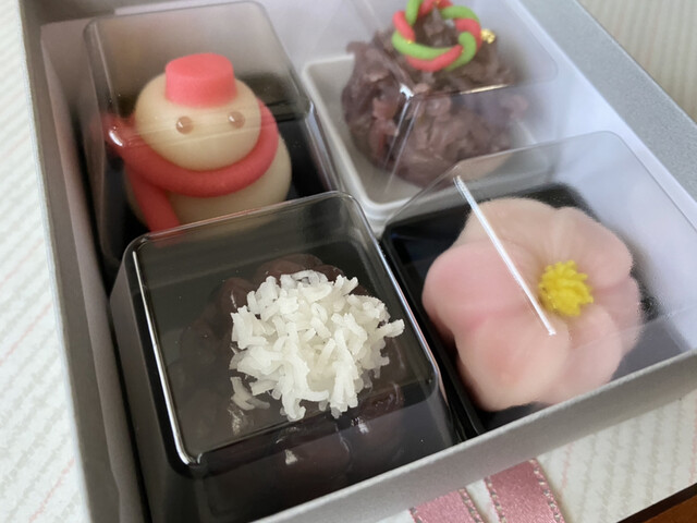 おせち菓子 ご予約もいよいよ大詰めとなってまいりました！ 桐木神楽堂の年末恒例のおせち菓子。ご実家への手土産に、家族の食後の団欒に、お世話になった方へご挨拶に、、、 練切、外郎、羊羹、求肥、羊羹、錦玉、きんとんなど味わい、素材、意匠が異なり、様々な種類