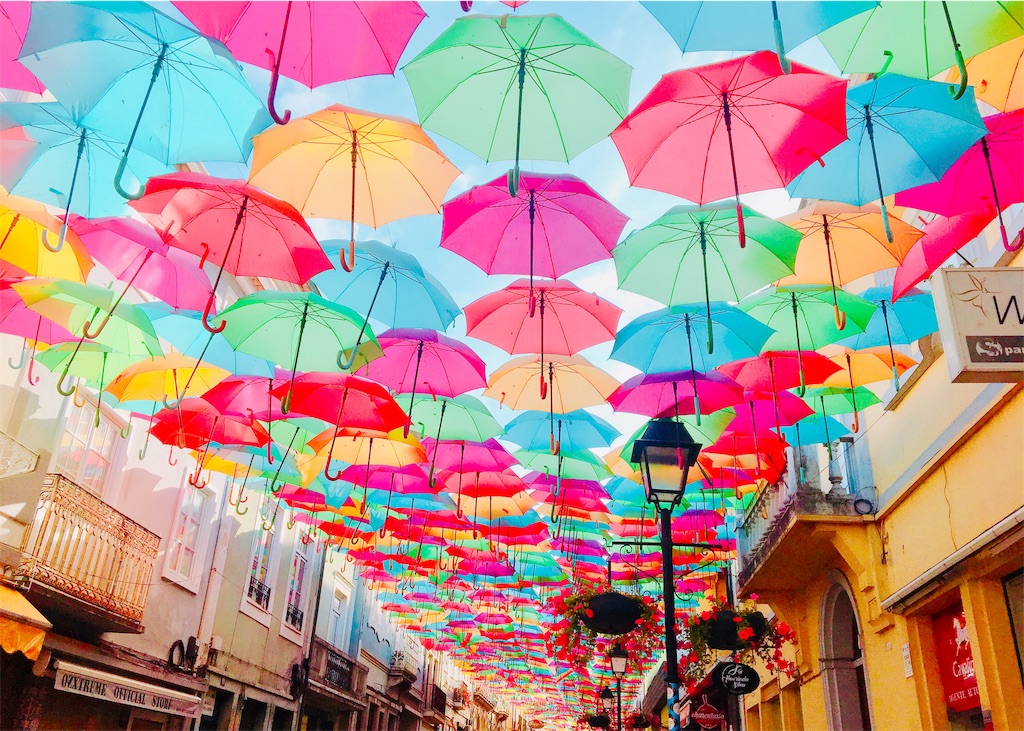 ポルトガルで一番カラフルな町！写真映え抜群のアゲダの傘祭り ▻ Portugal Travel