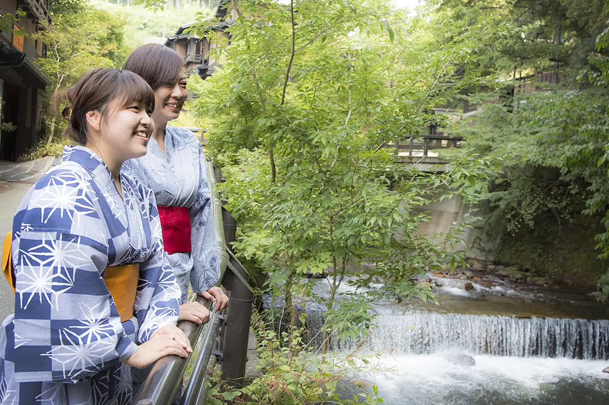 黒川温泉 オリジナル 下駄 セット男性用 達成進呈品 レア ロッキーモンロー Rocky Monroe 浴衣 メンズ セット 黒 下駄 扇子 帯 着物和服 しじら織り 平織り 4点セット ブラック グレー ネイビー 男性用 大人 ワンタッチ帯 作り帯 レトロ モA.Black-靴