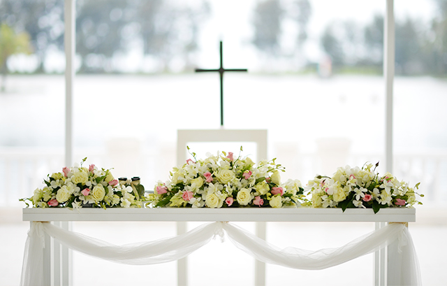 結婚式の会場装花、相場はいくら？飾る場所ごとの費用目安もご紹介結婚ラジオ結婚スタイルマガジン