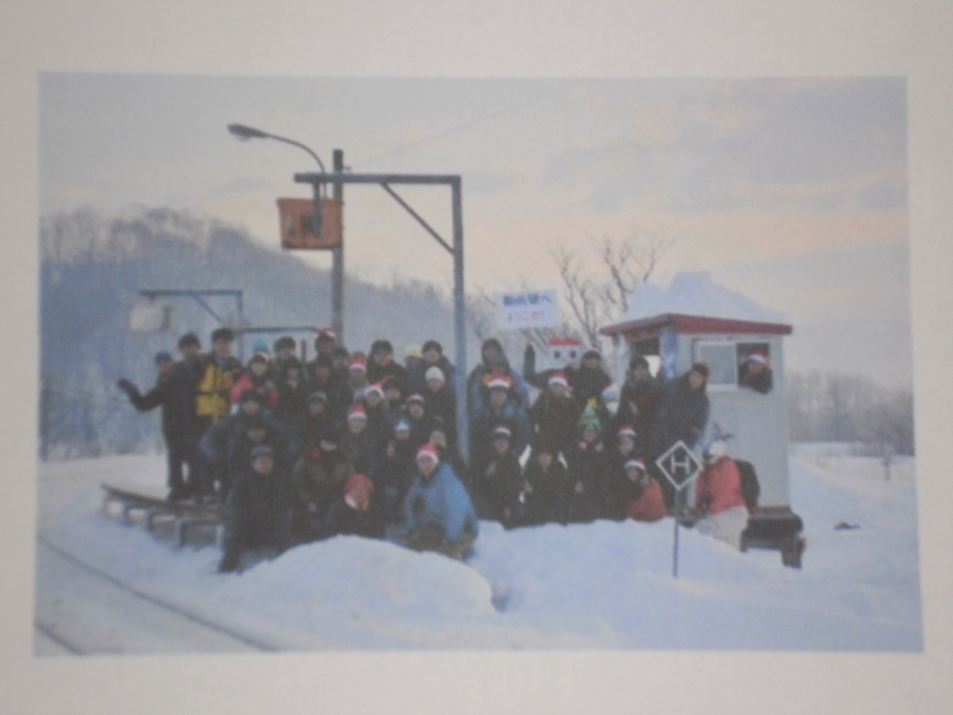 宗谷本線 糠南駅。 問寒別の集落の外れといった場所に位置する秘境駅。 駅周辺にはこれといって何もありません。 クリスマスには「糠南 クリパ」なる謎のイベントが開かれる駅でもあります。 駅舎というか待合室はなんと「ヨド物置」。 狭いだろうと思って魚眼レンズを持参