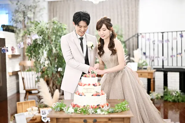 ケーキを使ったオシャレな演出♪カラードリップケーキとは？東京都内の結婚式場探しなら 公式 東京ウエディングコンシェルジュ