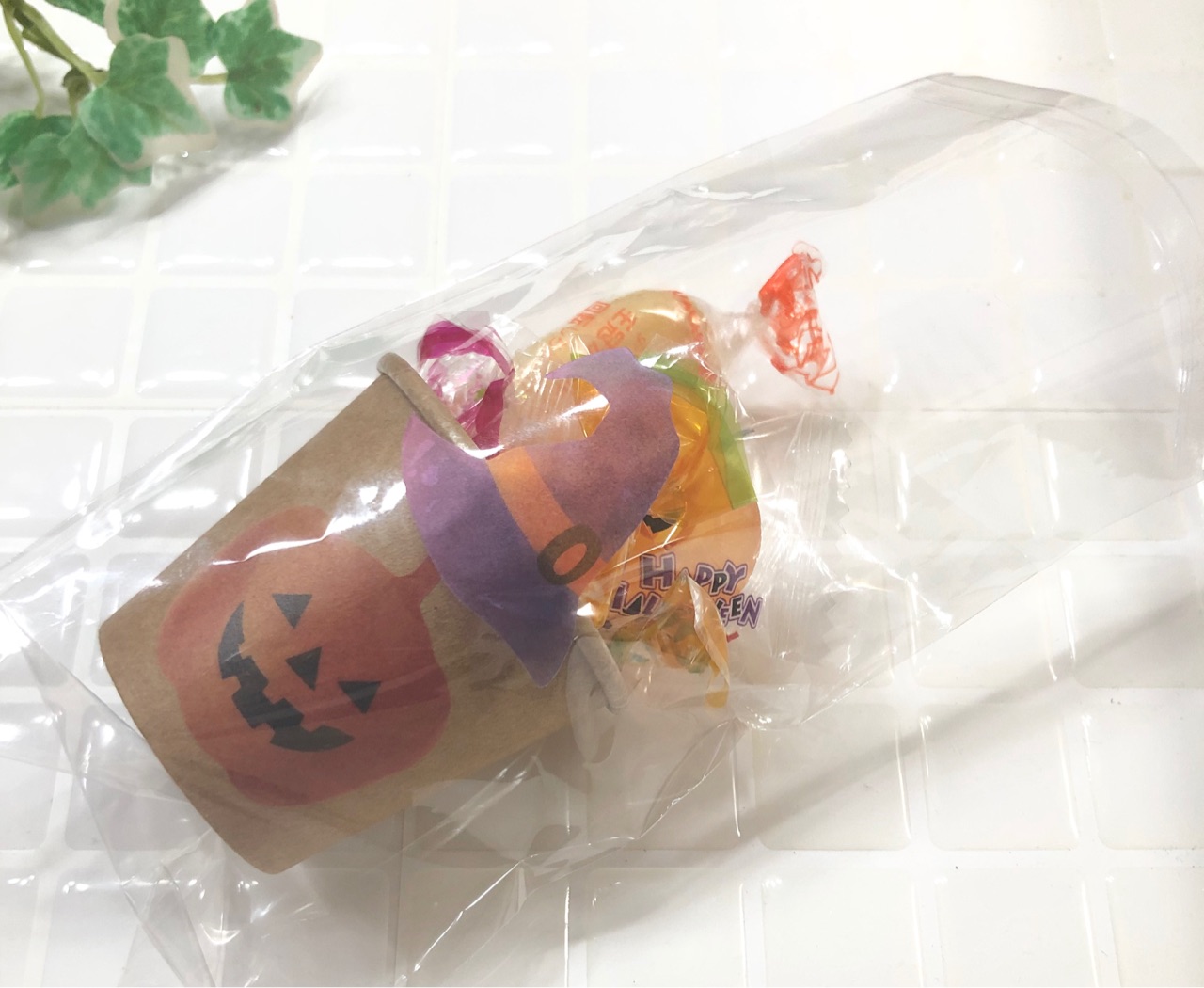 セリアのハロウィンの袋やラッピング箱、紙コップやリボンもかわいい