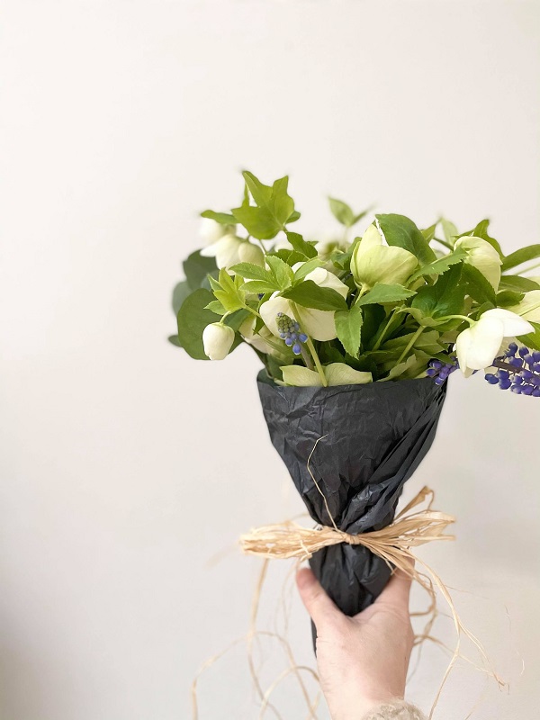 うきうき花レシピ 追憶の花束～クリスマスローズブーケ～の作り方 - はなどんやマガジン