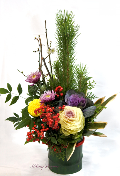 千両と松を使ったお正月用のフラワーアレンジメント 写真素材690792- フォトライブラリ