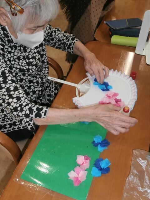 手作りうちわデコレーション: キラキラ付け方とハンドメイド手順