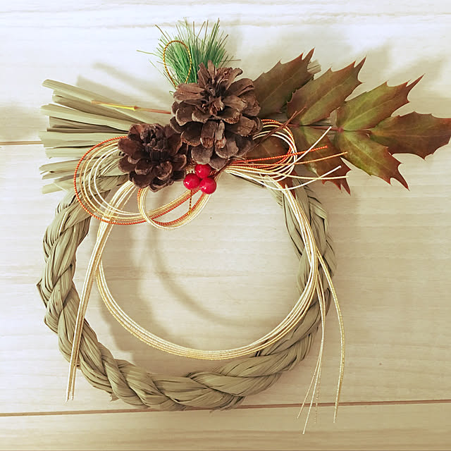 お正月工作!松ぼっくりを使ったお正月リースの作り方 - できルンです