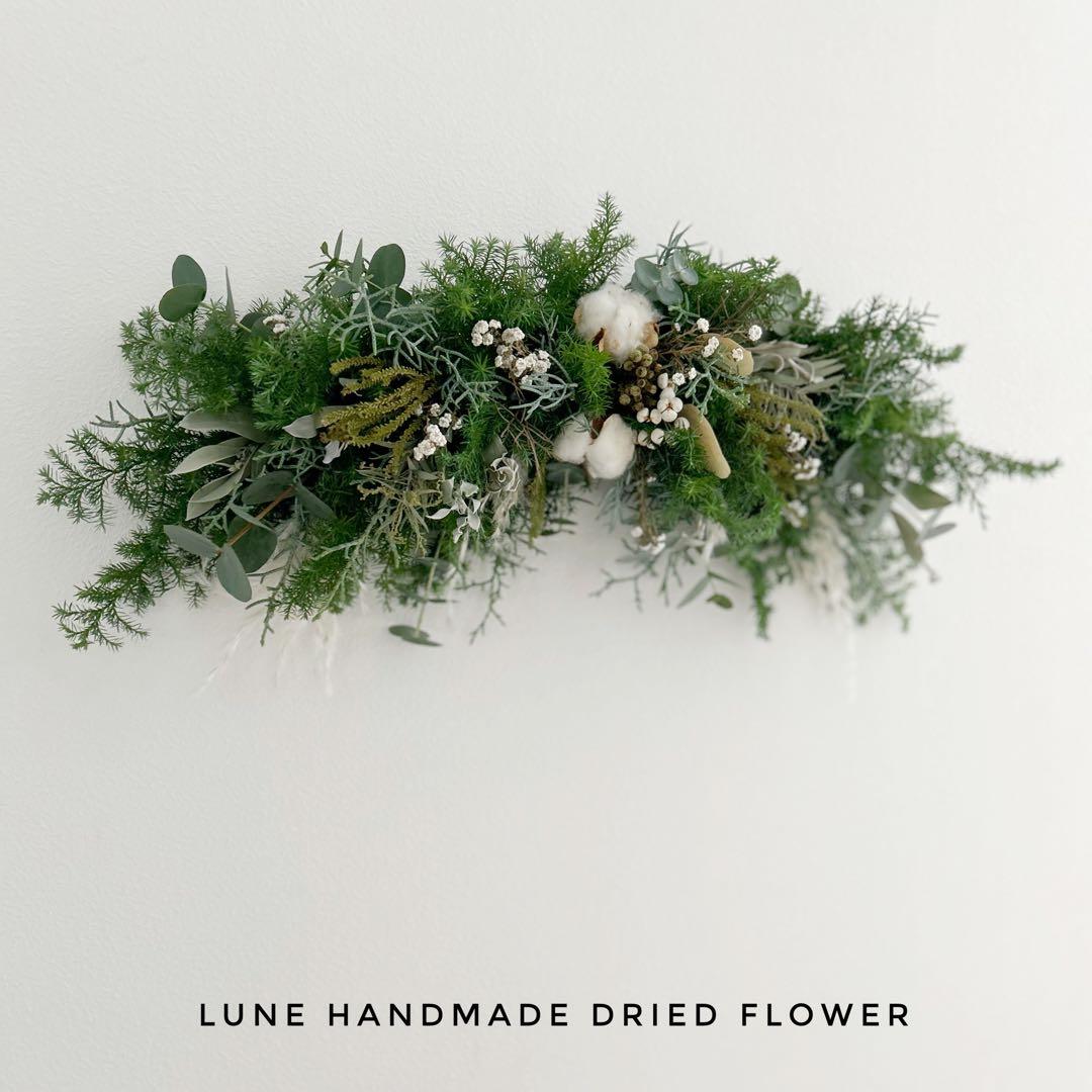 ゆらゆら揺れる羊を下げた横長のナチュラルスワッグ