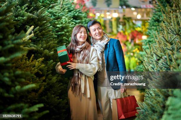 お仕事帰りの素敵なお二人に写真を撮らせていただきました📸カップル写真クリスマスイルミネーションクリスマスツリー写真TikTok