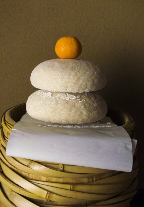 HIGASHIYA. 数量限定「鏡餅」 歳神様の依り代であるとともに、めでたく年を重ねるとの意味も込められた鏡餅。葉付蜜柑をはじめ、ゆずり葉や裏白、干し柿、昆布のほか、飾り台としてもご使用いただける桐箱入りでご用意いたしました。 数に限りがございますので、お