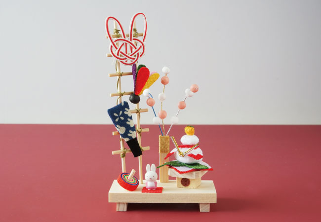 みっふぃーおやつ堂伊勢店🐳🤍 購入品 ・ ・ お正月の飾りは絵馬と迷って 店内をずっとウロウロしながら 好きな方にしな？と背中を押してもらい🤣熊手にしました🤭💓初めから熊手がいいと思って見てたんっだ😙😙♪ 笑・ 可愛くて早く飾りたい~🥺 ・ ・ ・ また来年も