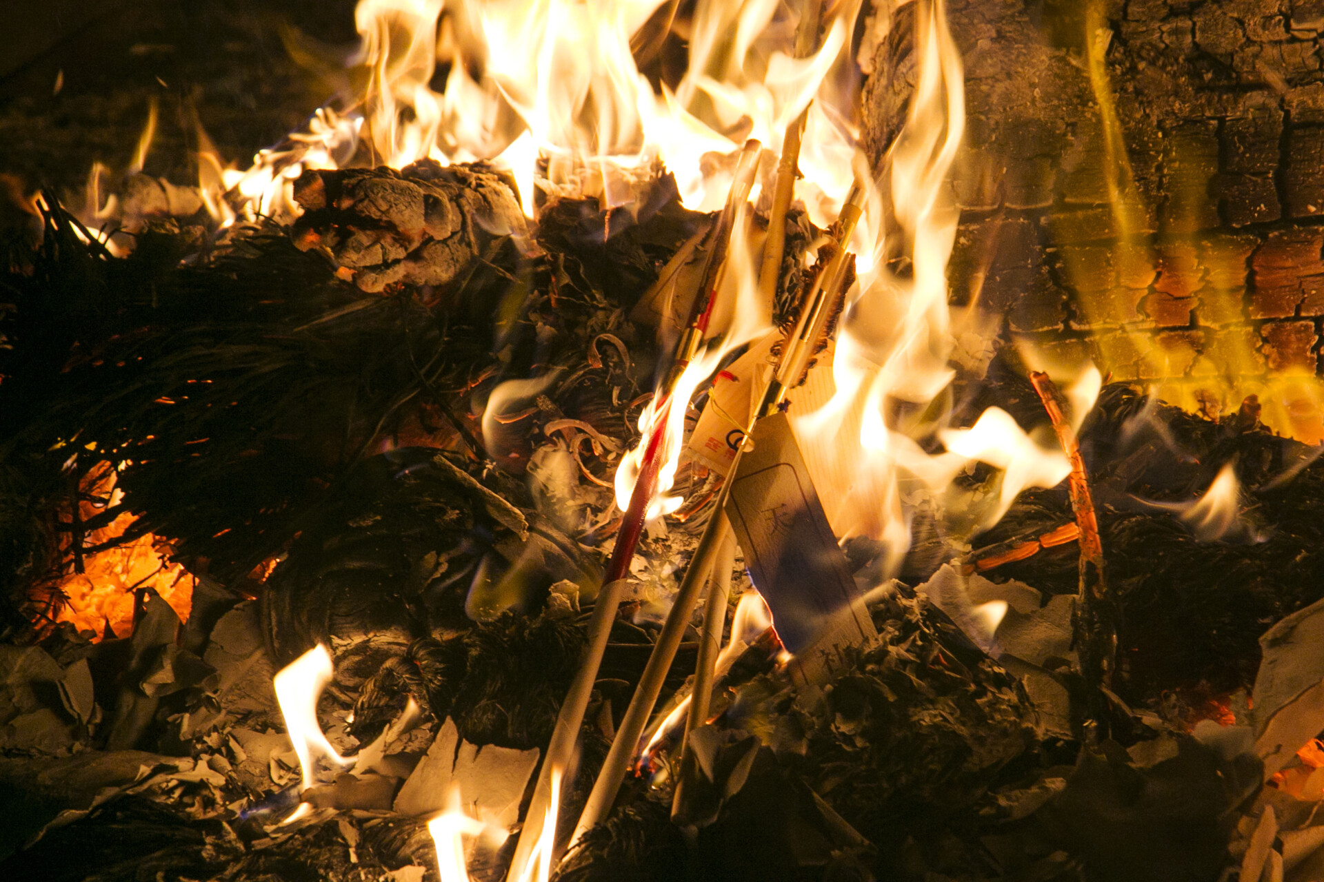 灯篭とはどんなもの？基本的な意味や種類、法事での使い方を解説葬儀の口コミ