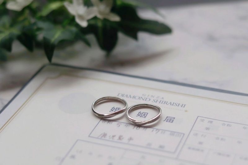 結婚指輪と婚姻届の写真素材FYI02359500ストックフォトの Qlean Market キュリンマーケット