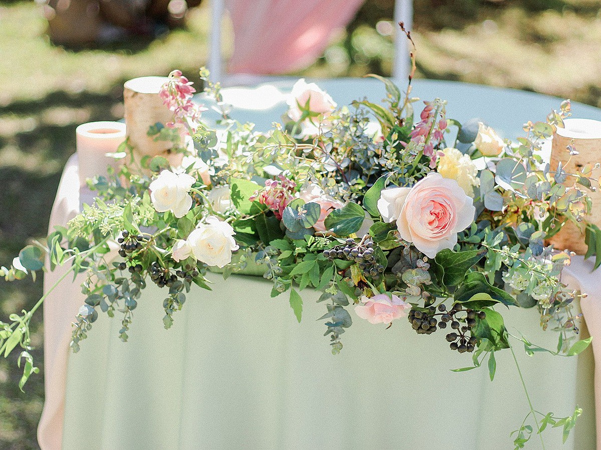 メインテーブル装花：白グリーン