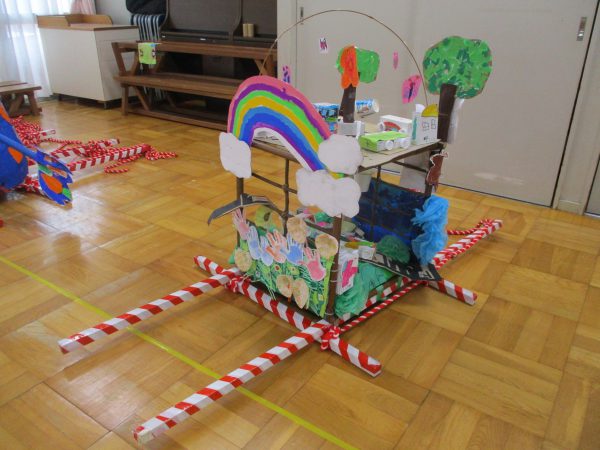 竜宮城のおみこし』 ＊ 季刊保育誌「Paprika」夏号 Gakken でおみこしの企画製作を担当させて頂きました。 ＊ ＊浦島太郎のお話をテーマに竜宮城のおみこしを作りました。 ＊ 艶やかな朱赤のお城に浦島太郎と乙姫様💕 ＊ 屋根の上には海ガメが乗っています。 ＊竜宮城を