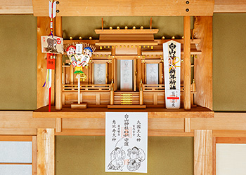 神棚の正しい飾り方は？位置と方角、神具・お供えの並べ方、祀り方を詳しく解説