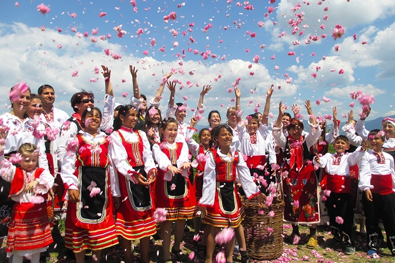 街全体がバラ一色に！美しいブルガリアのバラ祭り🌹🇧🇬 – BULGARIA WINE.JP