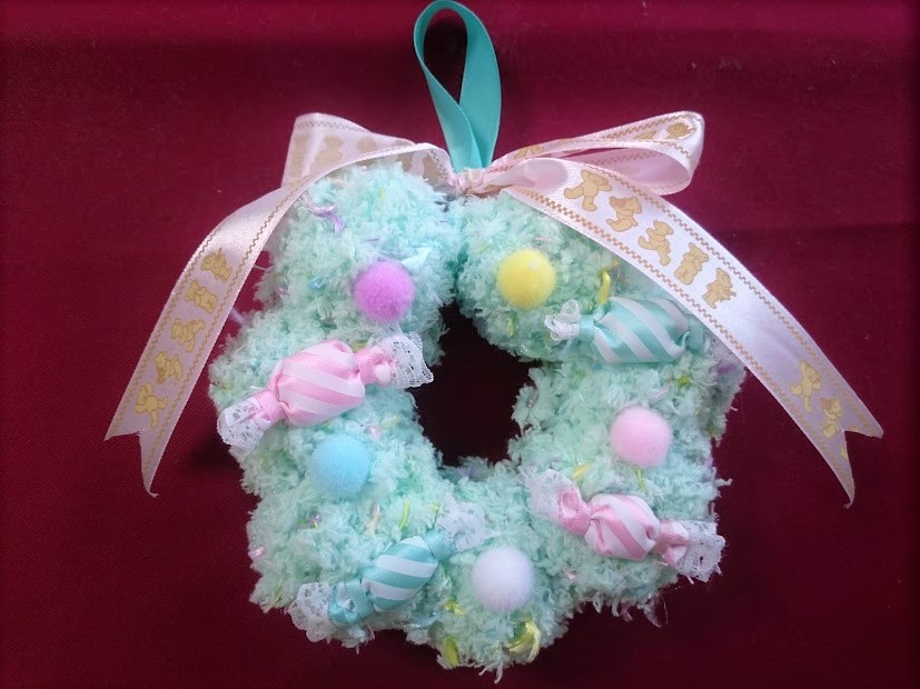 子どもと一緒に毛糸で作るふわふわ・かわいいポンポンリースUNAU MAGAZINE ウナウマガジン-理想の暮らしと住まいを探そう