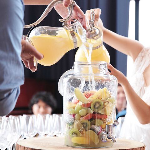 ウェディング演出 , 新郎新婦の登場時に、ロースモークを使って足元を雲海のように見せ、幻想的に演出できます。,酸京クラウド特殊効果特効東京演出イベント演出舞台裏仕事ステージ結婚式演出ライブ舞台ステージ演出イベントスタッフスポーツ機材水ランタンスモーク炎煙火花雪co2煙火風銀テープ