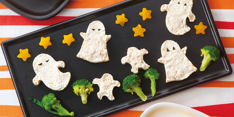 𖤣𖥧𖥣｡レシピあり✎ ハロウィンおやつ👻第1弾⸝⋆⸝⋆ かぼちゃモンブラン🎃 小麦粉、卵なし！ そしてそして！ なんと砂糖使ってません🤗砂糖の代わりにメープルシロップを使って 優しい甘さのおやつに仕上げました 米粉ココアケーキの土台に ちょっと生クリーム絞って