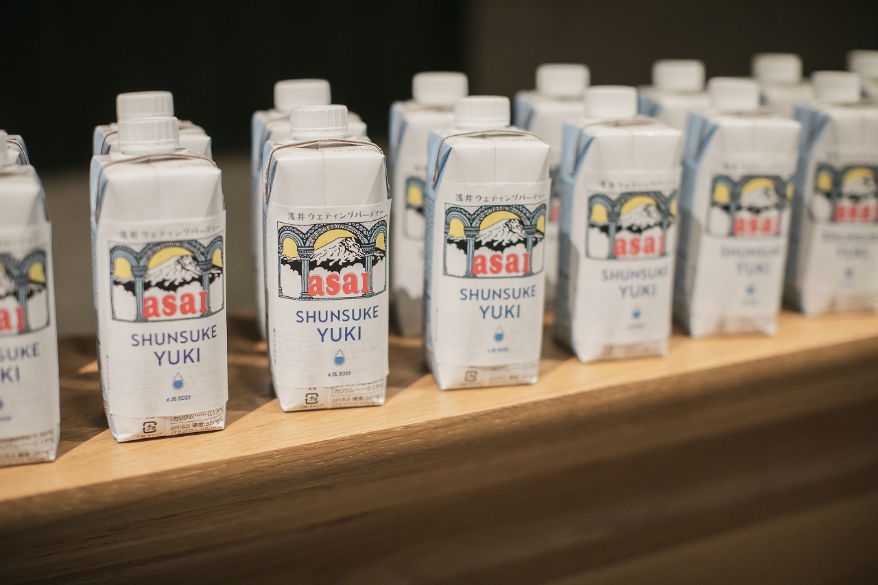 プチギフトのご提案🤍💍 ラベルレスのお水にシールを貼って、 オリジナルラベルにするのはいかがでしょうか？🪄ウェディングロゴやメッセージを入れると、 自分たちらしいオリジナルのお水になります✨ この投稿に「プチギフト」とコメントすると、 ✓プチギフトに