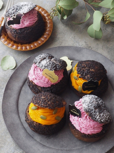 ハッピーハロウィン🎃👻💕 プチシューにチョコレートをコーティングしてチョコペンでお顔描いてみたよ🎃👻💕💕 プチシュープチシュークリームプチシュータワーハロウィンハロウィンスイーツハロウィンお菓子ハロウィンレシピハロウィン